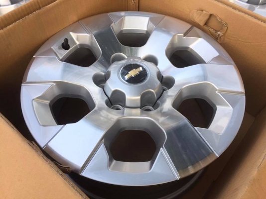 ขายล้อ Chevlolet Colorado ขอบ17” 6รู สภาพใหม่กริ๊ก ถอดป้ายแดง - ราคาชุดละ 3,900 บาท ขายล้อ Chevlolet Colorado ขอบ17” 6รู สภาพใหม่กริ๊ก ถอดป้ายแดง - ราคาชุดละ 3,900 บาท