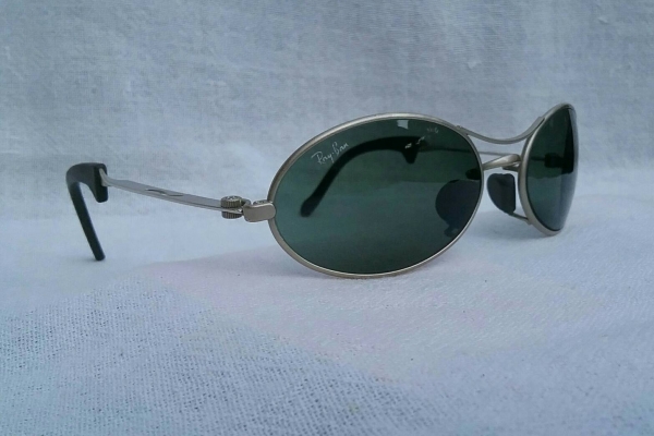 แว่นตา 'เรย์-แบน แสนสะท้าน : วงรี นักบิน โค้ง' ยูเอสเอ  ตัวแท้ !  ทศวรรษที่ '90s  สภาพวินเทจใช้งานถนอม  เลนส์กระจกคริสตัล 'ออริจินัล บี &amp; แอล เรย์ - แบน จี - 15'  Vintage B&amp;L RAY - BAN USA