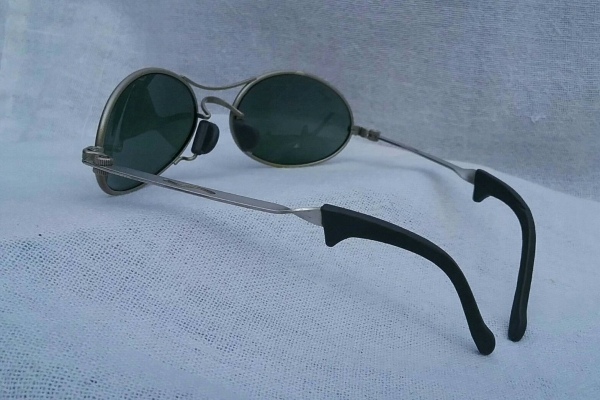 แว่นตา 'เรย์-แบน แสนสะท้าน : วงรี นักบิน โค้ง' ยูเอสเอ  ตัวแท้ !  ทศวรรษที่ '90s  สภาพวินเทจใช้งานถนอม  เลนส์กระจกคริสตัล 'ออริจินัล บี &amp; แอล เรย์ - แบน จี - 15'  Vintage B&amp;L RAY - BAN USA