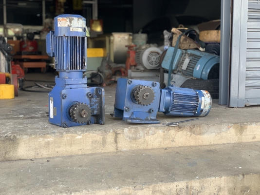 ขายมอเตอร์เกียร์แบบเพลาสวม Hyponic drive Sumitomo 1HP. 380V made in Japan มีระบบเบรคในตัว อัตราทด 1:30 เพลาออกประมาณ 48รอบต่อนาที ใช้งานได้หลายรูปแบบ สภาพดีเดิมๆ หมุนนิ่ม พร้อมใช้งาน มี 2ตัวครับ ราคาตัวละ 4,800 บาทครับ ขายมอเตอร์เกียร์แบบเพลาสวม Hyponic drive Sumitomo 1HP. 380V made in Japan มีระบบเบรคในตัว อัตราทด 1:30 เพลาออกประมาณ 48รอบต่อนาที ใช้งานได้หลายรูปแบบ สภาพดีเดิมๆ หมุนนิ่ม พร้อมใช้งาน มี 2ตัวครับ ราคาตัวละ 4,800 บาทครับ