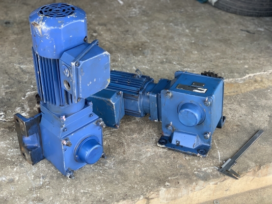 ขายมอเตอร์เกียร์แบบเพลาสวม Hyponic drive Sumitomo 1HP. 380V made in Japan มีระบบเบรคในตัว อัตราทด 1:30 เพลาออกประมาณ 48รอบต่อนาที ใช้งานได้หลายรูปแบบ สภาพดีเดิมๆ หมุนนิ่ม พร้อมใช้งาน มี 2ตัวครับ ราคาตัวละ 4,800 บาทครับ ขายมอเตอร์เกียร์แบบเพลาสวม Hyponic drive Sumitomo 1HP. 380V made in Japan มีระบบเบรคในตัว อัตราทด 1:30 เพลาออกประมาณ 48รอบต่อนาที ใช้งานได้หลายรูปแบบ สภาพดีเดิมๆ หมุนนิ่ม พร้อมใช้งาน มี 2ตัวครับ ราคาตัวละ 4,800 บาทครับ