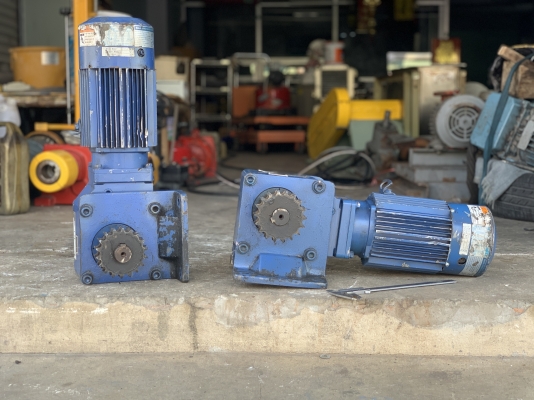 ขายมอเตอร์เกียร์แบบเพลาสวม Hyponic drive Sumitomo 1HP. 380V made in Japan มีระบบเบรคในตัว อัตราทด 1:30 เพลาออกประมาณ 48รอบต่อนาที ใช้งานได้หลายรูปแบบ สภาพดีเดิมๆ หมุนนิ่ม พร้อมใช้งาน มี 2ตัวครับ ราคาตัวละ 4,800 บาทครับ