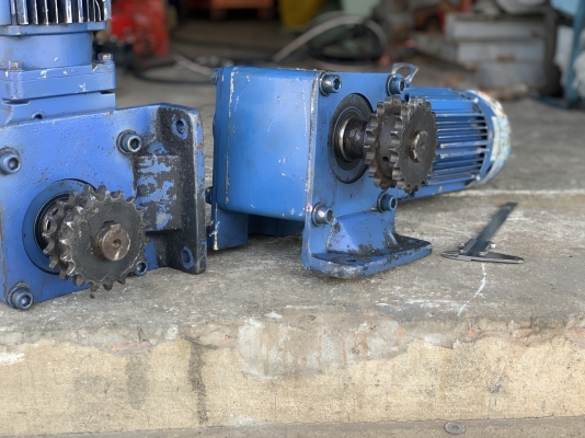 ขายมอเตอร์เกียร์แบบเพลาสวม Hyponic drive Sumitomo 1HP. 380V made in Japan มีระบบเบรคในตัว อัตราทด 1:30 เพลาออกประมาณ 48รอบต่อนาที ใช้งานได้หลายรูปแบบ สภาพดีเดิมๆ หมุนนิ่ม พร้อมใช้งาน มี 2ตัวครับ ราคาตัวละ 4,800 บาทครับ ขายมอเตอร์เกียร์แบบเพลาสวม Hyponic drive Sumitomo 1HP. 380V made in Japan มีระบบเบรคในตัว อัตราทด 1:30 เพลาออกประมาณ 48รอบต่อนาที ใช้งานได้หลายรูปแบบ สภาพดีเดิมๆ หมุนนิ่ม พร้อมใช้งาน มี 2ตัวครับ ราคาตัวละ 4,800 บาทครับ