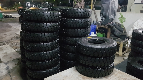 ขายยางลม รถยกโฟล์คลิฟท์ ขนาด 600-15 ,28&times;9-15 , 700-12 ,650-10,600-9 ติดต่อ 0844596195 เหมี๋ยวค่ะ