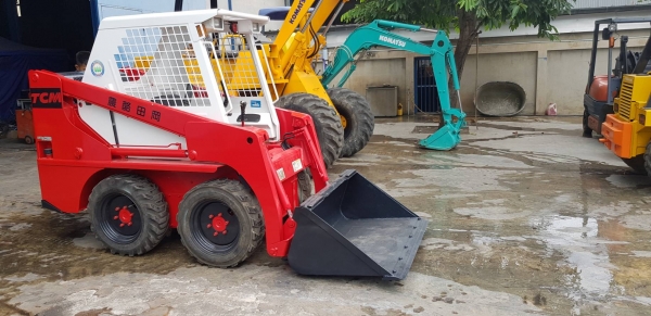 รถตักเอนกประสงค์ TCM BOBCAT 605 เครื่องยนต์คูโบต้า 4 สูบ ระบบขับเคลื่อน 4 ล้อ นำเข้าจากญี่ปุ่น อายุก