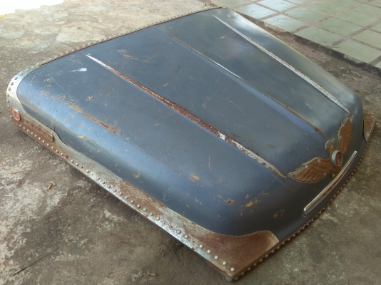 ฝากระโปรงหน้ารถบรรทุกโบราณหน้ายาว เอาไป DIY ตกแต่งร้าน โรงรถการาจครับ