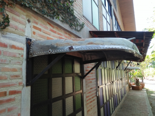 ฝากระโปรงหน้ารถบรรทุกโบราณหน้ายาว เอาไป DIY ตกแต่งร้าน โรงรถการาจครับ