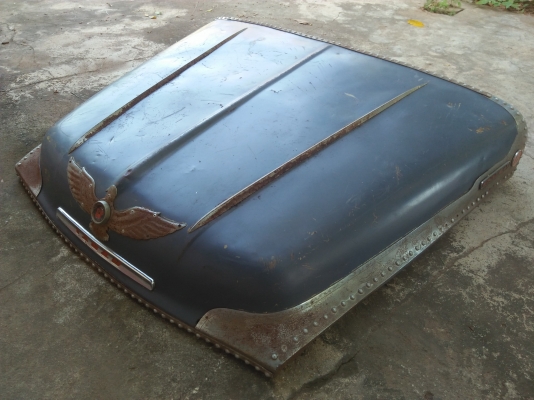ฝากระโปรงหน้ารถบรรทุกโบราณหน้ายาว เอาไป DIY ตกแต่งร้าน โรงรถการาจครับ