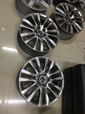 ล้อแม็กซ์ Toyota 18 สภาพสวยๆ สภาพพร้อมใช้งาน สามารถใส่รถ Vigo Revo Camry Innova