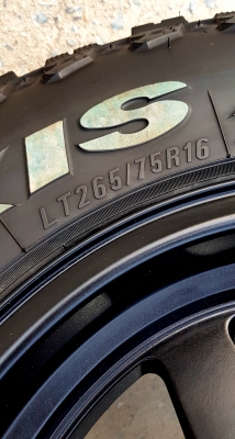 ขายล้อลาย TE37 พร้อมยาง Mud 265/75/16