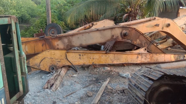 ขายE120  ตามสภาพเครื่องดีปั้มดีเอวดี  พร้อมบูม13เมตร