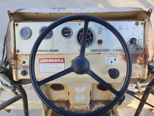 ขายรถบดอัดสั่นสะเทือนล้อเรียบ 10 ตัน Ingersoll Rand SD100D นำเข้าจาก USA แท้ 100\% สภาพสวย ไม่เคยใช้