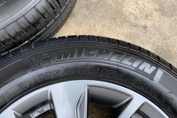 ล้อแม็ก Nissan Almera Sportech ขอบ 15 พร้อมยาง 175-65-15 Michelin ปี 17 สภาพสวย