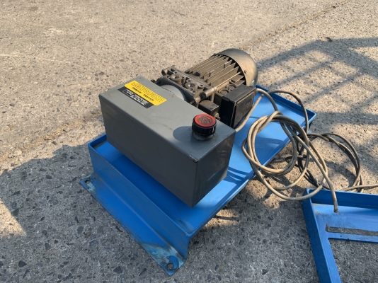 ขาย X-Lift table 500Kg. แบบไฟฟ้า 380V สภาพสวยใหม่มาก อุปกรณ์ครบ ยกสูงได้ 120เซนติเมตร ต่อระบบไฟ เติมน้ำมันใช้งานได้เลยครับ ดัดแปลงใช้งานได้หลากหลาย