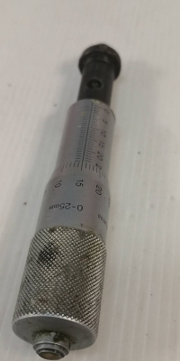 ตัวละ 220 บ.ส่งถึงบ้านฟรี โทร 083-2000058 LINE ID: line832923 ไมโครมิเตอร์ชนิดดันเลื่อนเข้า - ออก ยึดติดกับเครื่องจักรเพื่อปรับได้อย่างละเอียด ระยะทำงาน 0 - 25 มม. ความละเอียด 0.01 มม.