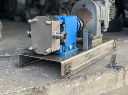 ขายหัวปั๊มดูดของเหนียวหัวสแตนเลส 316L INOXPA lobe pump made in Spain พร้อมแท่นมอเตอร์เกียร์ 1HP. 380V ใช้ในงานผลิตอาหาร สภาพสวย หมุนนิ่ม พร้อมใช้งาน ราคา 11,500 บาท