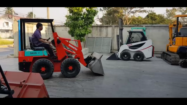 รถตักเอนกประสงค์ (บ็อบแคท) KOMATSU SK05-2 เครื่องยนต์โคมัสสุ(เครื่องดำ) ตักได้500KG ระบบทำงานคล่องตั รถตักเอนกประสงค์ (บ็อบแคท) KOMATSU SK05-2 เครื่องยนต์โคมัสสุ(เครื่องดำ) ตักได้500KG ระบบทำงานคล่องตั