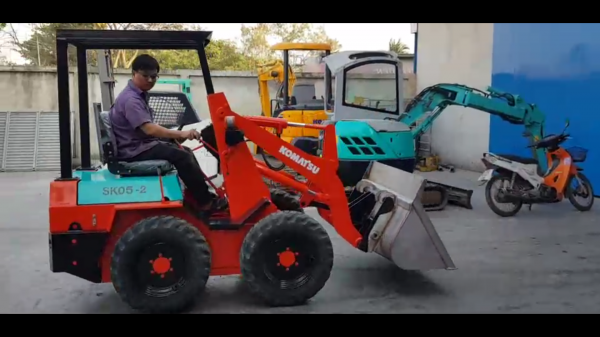 รถตักเอนกประสงค์ (บ็อบแคท) KOMATSU SK05-2 เครื่องยนต์โคมัสสุ(เครื่องดำ) ตักได้500KG ระบบทำงานคล่องตั