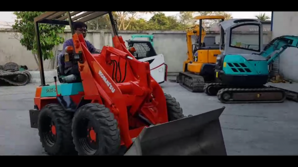 รถตักเอนกประสงค์ (บ็อบแคท) KOMATSU SK05-2 เครื่องยนต์โคมัสสุ(เครื่องดำ) ตักได้500KG ระบบทำงานคล่องตั รถตักเอนกประสงค์ (บ็อบแคท) KOMATSU SK05-2 เครื่องยนต์โคมัสสุ(เครื่องดำ) ตักได้500KG ระบบทำงานคล่องตั