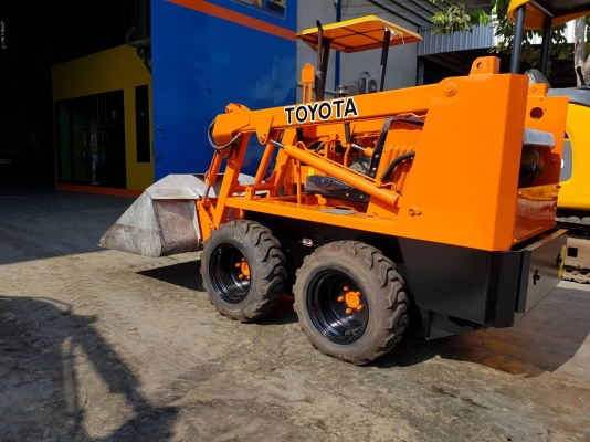 Toyota บ๊อบแคท SDK3 รถตักขนาดคล่องตัวสามารถหมุนรอบตัวเองได้ 360 องศา คันนี้บุ้งกี่ชุบซิ้งด้วยครับ รา