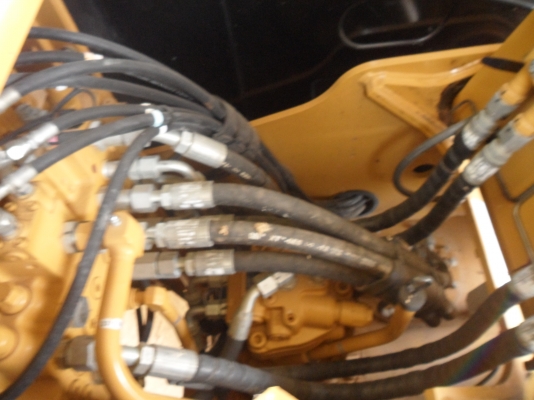 313d2gc รถดีมาบอกต่อ ราคา 2,3ล้าน 2,900ชั่วโมง สนใจโทร081-989-1989 หรั่งครับ