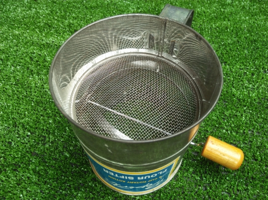 กระป๋องสังกะสีร่องแป้ง มือหมุนวินเทจ Propert Australia งานนอก