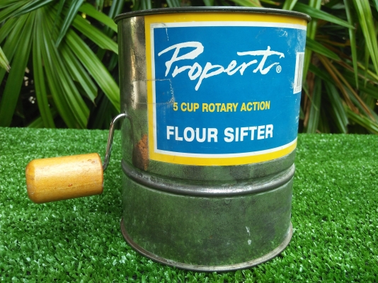 กระป๋องสังกะสีร่องแป้ง มือหมุนวินเทจ Propert Australia งานนอก