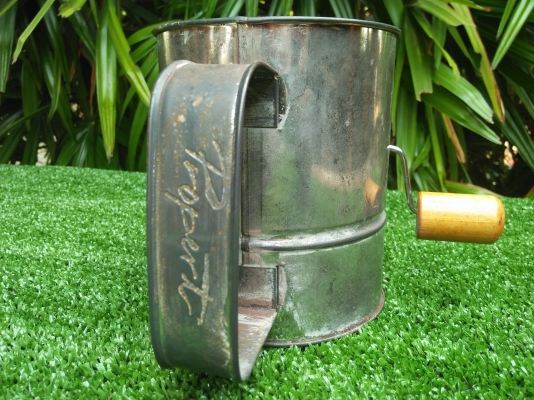 กระป๋องสังกะสีร่องแป้ง มือหมุนวินเทจ Propert Australia งานนอก