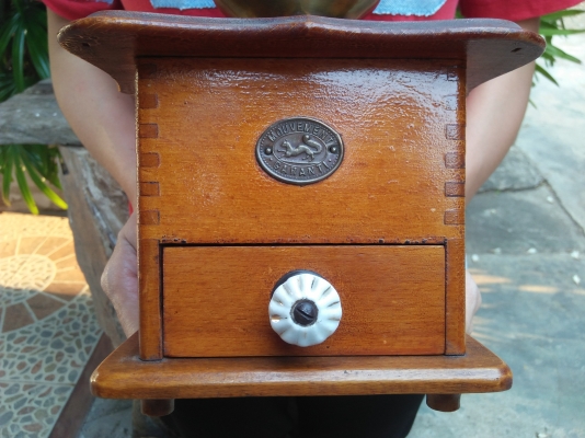 เครื่องบดกาแฟมือหมุนโบราณ งานเก่ายุโรป อายุ 70 ปี ใช้งานได้ ตกแต่งร้าน เก็บสะสม หายากครับ