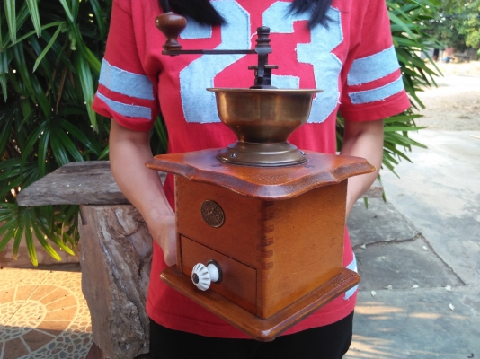 เครื่องบดกาแฟมือหมุนโบราณ งานเก่ายุโรป อายุ 70 ปี ใช้งานได้ ตกแต่งร้าน เก็บสะสม หายากครับ