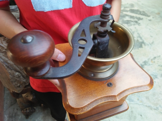 เครื่องบดกาแฟมือหมุนโบราณ งานเก่ายุโรป อายุ 70 ปี ใช้งานได้ ตกแต่งร้าน เก็บสะสม หายากครับ