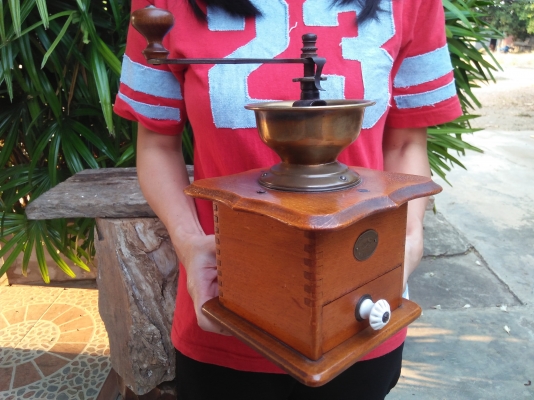 เครื่องบดกาแฟมือหมุนโบราณ งานเก่ายุโรป อายุ 70 ปี ใช้งานได้ ตกแต่งร้าน เก็บสะสม หายากครับ