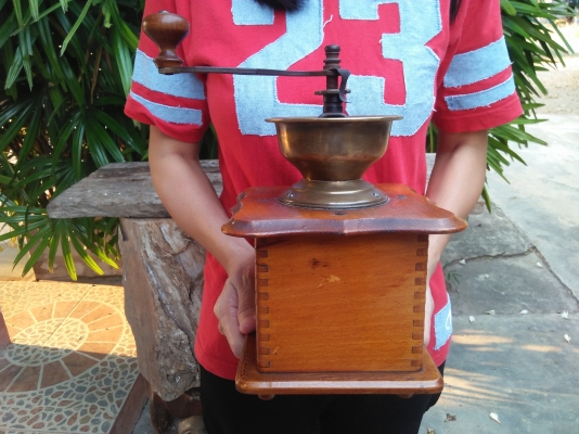 เครื่องบดกาแฟมือหมุนโบราณ งานเก่ายุโรป อายุ 70 ปี ใช้งานได้ ตกแต่งร้าน เก็บสะสม หายากครับ