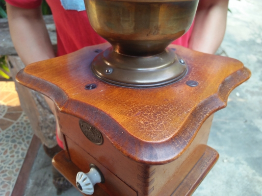 เครื่องบดกาแฟมือหมุนโบราณ งานเก่ายุโรป อายุ 70 ปี ใช้งานได้ ตกแต่งร้าน เก็บสะสม หายากครับ