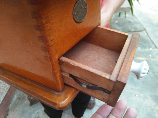เครื่องบดกาแฟมือหมุนโบราณ งานเก่ายุโรป อายุ 70 ปี ใช้งานได้ ตกแต่งร้าน เก็บสะสม หายากครับ