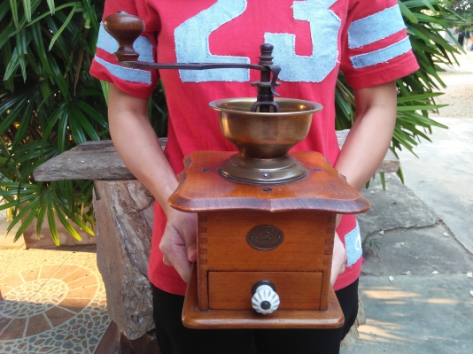 เครื่องบดกาแฟมือหมุนโบราณ งานเก่ายุโรป อายุ 70 ปี ใช้งานได้ ตกแต่งร้าน เก็บสะสม หายากครับ