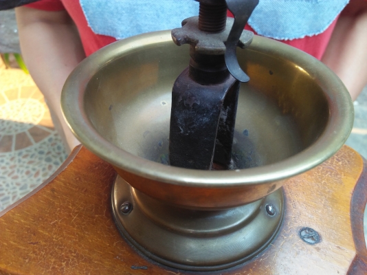เครื่องบดกาแฟมือหมุนโบราณ งานเก่ายุโรป อายุ 70 ปี ใช้งานได้ ตกแต่งร้าน เก็บสะสม หายากครับ