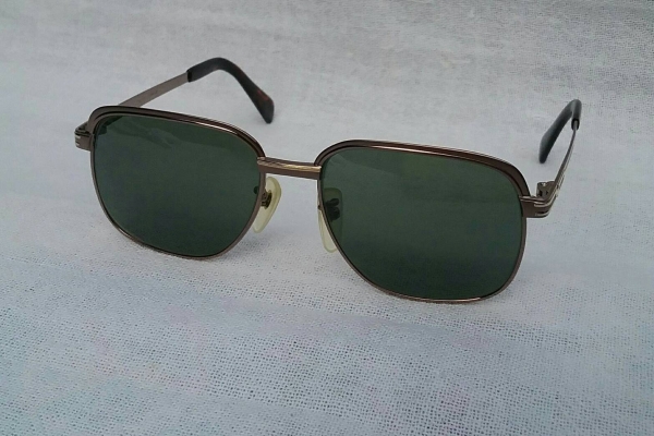 ฉลองพระเนตรขององค์จักรพรรดิ  ผู้ให้กำเนิดแว่นตาสายพันธุ์ซาบาเอะ  ไททาเนียมบริสุทธิ์ + ทองโกลด์ฟิลด์ 12K  สัดส่วนทองคำบริสุทธิ์ 50\%  เลนส์กระจกคริสตัล 'สีเขียวควันไฟ'  Vintage KOOKI MASUNAGA by K&otilde;KI