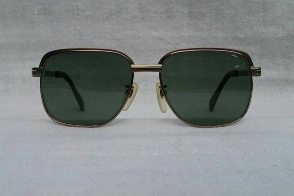 ฉลองพระเนตรขององค์จักรพรรดิ  ผู้ให้กำเนิดแว่นตาสายพันธุ์ซาบาเอะ  ไททาเนียมบริสุทธิ์ + ทองโกลด์ฟิลด์ 12K  สัดส่วนทองคำบริสุทธิ์ 50\%  เลนส์กระจกคริสตัล 'สีเขียวควันไฟ'  Vintage KOOKI MASUNAGA by K&otilde;KI