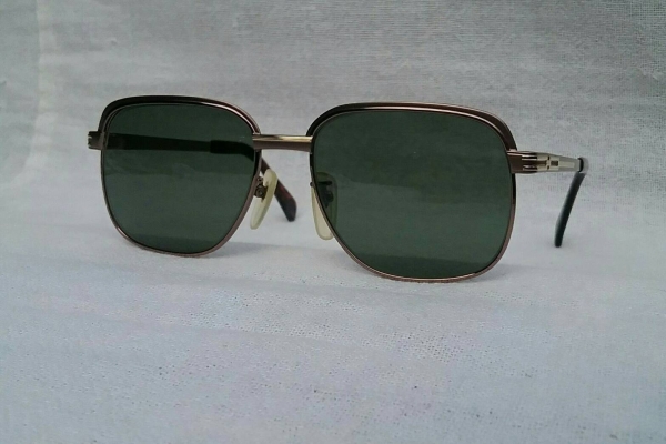 ฉลองพระเนตรขององค์จักรพรรดิ  ผู้ให้กำเนิดแว่นตาสายพันธุ์ซาบาเอะ  ไททาเนียมบริสุทธิ์ + ทองโกลด์ฟิลด์ 12K  สัดส่วนทองคำบริสุทธิ์ 50\%  เลนส์กระจกคริสตัล 'สีเขียวควันไฟ'  Vintage KOOKI MASUNAGA by K&otilde;KI