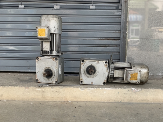 ขายมอเตอร์แบบเพลาสวม Mitsubishi 1HP. 380V made in Japan อัตราทด 1:15 เพลาออกประมาณ 95รอบต่อนาที ใช้งานได้หลายรูปแบบ สภาพดีเดิมๆ หมุนนิ่ม พร้อมใช้งาน มี 2ตัวครับ ราคาตัวละ 4,300 บาท
