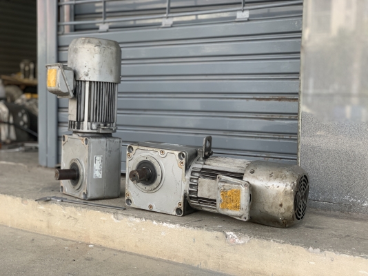 ขายมอเตอร์แบบเพลาสวม Mitsubishi 1HP. 380V made in Japan อัตราทด 1:15 เพลาออกประมาณ 95รอบต่อนาที ใช้งานได้หลายรูปแบบ สภาพดีเดิมๆ หมุนนิ่ม พร้อมใช้งาน มี 2ตัวครับ ราคาตัวละ 4,300 บาท