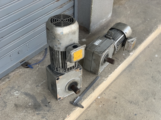 ขายมอเตอร์แบบเพลาสวม Mitsubishi 1HP. 380V made in Japan อัตราทด 1:15 เพลาออกประมาณ 95รอบต่อนาที ใช้งานได้หลายรูปแบบ สภาพดีเดิมๆ หมุนนิ่ม พร้อมใช้งาน มี 2ตัวครับ ราคาตัวละ 4,300 บาท