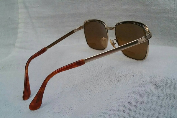 แว่นตาเจ้าบุญทุ่มทศวรรษ 1980's  ทองโกลด์ฟิลด์ 12 K + ไททาเนียมบริสุทธิ์  อลังการงานทองเดินลาย  เลนส์กระจกคริสตัล 'สีน้ำตาล - ชา'  Vintage DA VINCI handmade in Japan