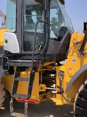 ขายรถตักล้อยาง HITACHI ZW220-5B ปี 2015 นำเข้าเองจากญี่ปุ่น สภาพสวยพร้อมใช้ มีVDOการทำงานครับ