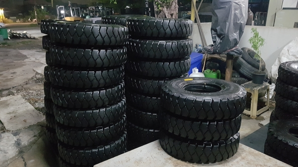 ขายยางลม รถยกโฟล์คลิฟท์ ขนาด 600-15 ,28&times;9-15 , 700-12 ,650-10,600-9 ติดต่อ 0844596195 เหมี๋ยวค่ะ