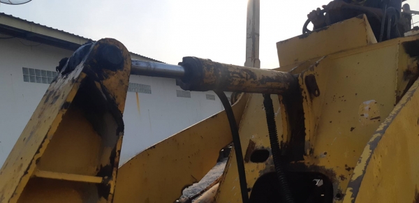 ขายรถตัก KOMATSU 510 เอวอ่อน รถใช้งานได้ปกติ เครื่องปั้มดี พร้อมใช้งาน สอบถาม 093 0764943 K ตั้ม