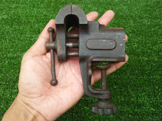 ปากกาจับโต๊ะ ปากจับ 2" นิ้ว งานเก่าน่าเก็บสะสม ใช้งานได้ ปากกาจับโต๊ะ ปากจับ 2" นิ้ว งานเก่าน่าเก็บสะสม ใช้งานได้