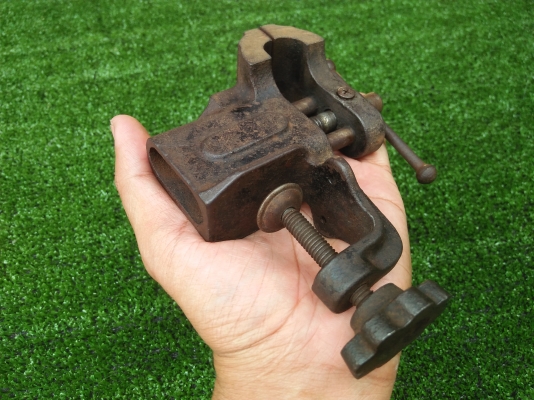 ปากกาจับโต๊ะ ปากจับ 2" นิ้ว งานเก่าน่าเก็บสะสม ใช้งานได้ ปากกาจับโต๊ะ ปากจับ 2" นิ้ว งานเก่าน่าเก็บสะสม ใช้งานได้