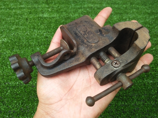 ปากกาจับโต๊ะ ปากจับ 2" นิ้ว งานเก่าน่าเก็บสะสม ใช้งานได้ ปากกาจับโต๊ะ ปากจับ 2" นิ้ว งานเก่าน่าเก็บสะสม ใช้งานได้